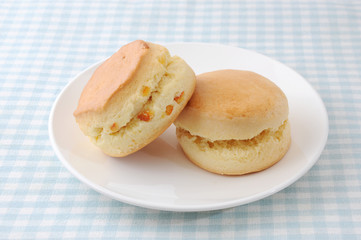 お皿にのせた スコーン ビスケット ティータイムのお菓子 テーブルクロス