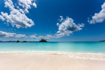 沖縄 逆光の綺麗なビーチ