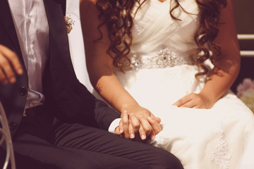 Obraz na płótnie Canvas bride and groom holding hands