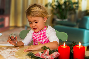 Kind backen Kekse zu Weihnachten