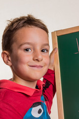 Schulkind mit Schultafel