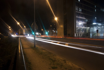 Fototapeta na wymiar Trafic urbain de nuit