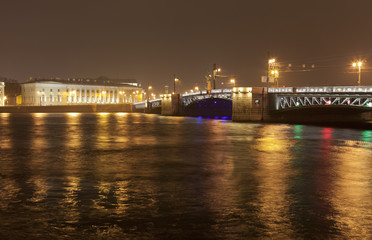 Санкт-Петербург, Россия. Вид на Дворцовый мост осенней ночью