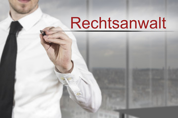 Geschäftsmann in büro schreibt Rechtsanwalt in die Luft