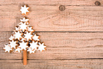 Obraz premium Weihnachtsbaum aus Zimtsternen