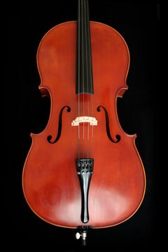 Wunderschönes Cello auf schwarzem Hintergrund