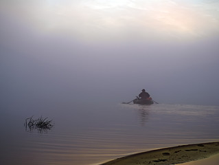 Fototapeta na wymiar The boat sails away into the fog