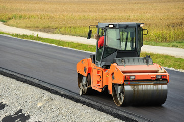 Straßenwalze auf Baustelle