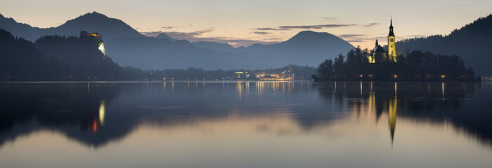 Wczesny świt nad jeziorem Bled,Słowenia - obrazy, fototapety, plakaty