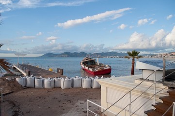 Bateau &eacute;chou&eacute; sur une plage de Cannes.