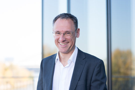 Manager mit Brille lacht freundlich