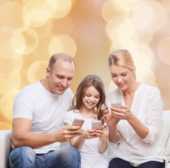 Obraz na płótnie Canvas happy family with smartphones