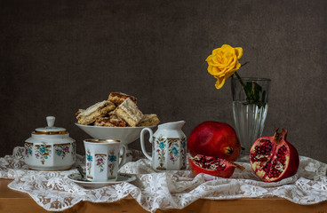 Композиция с гранатом и желтой розой