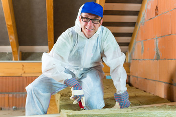 Handwerker schneidet Dämmmaterial für Isolierung