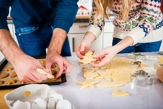 Paar backt in der K&uuml;che Kekse zu Weihnachten