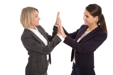 Zwei erfolgreiche Frauen klatschen sich siegreich in die Hände