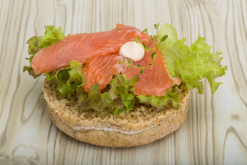 Salmon sandwich with thyme