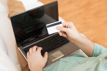 Fototapeta premium close up of man with laptop and credit card