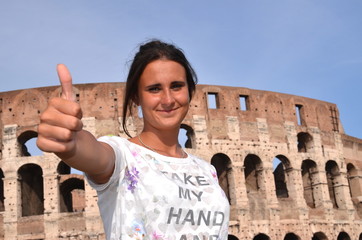Piękna turystka przy Colosseum w Rzymie, Włochy
