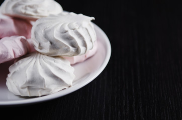 Obraz na płótnie Canvas sweet white and pink marshmallows on plate