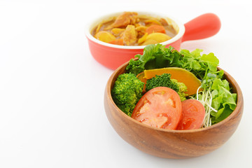 カレーライスと野菜サラダ