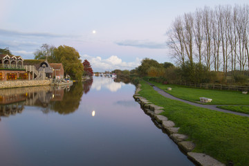Fototapeta premium Sunset on a calm river and autumn pink sky