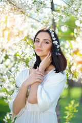 Naklejka premium beautiful brunette in the springin the park