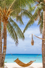 bamboe hammok op tropisch strand en zee achtergrond, zomer vacat