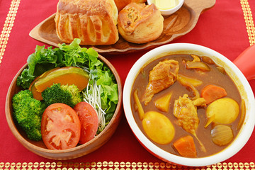 カレーライスと野菜サラダ