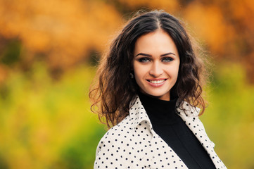 Naklejka premium woman in autumn park