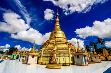 Fototapeta premium Golden pagoda