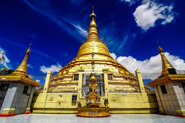 Fototapeta premium Golden pagoda