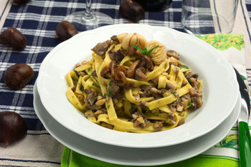 Tagliatelle ai funghi e castagne