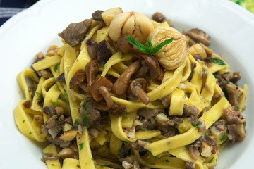 Tagliatelle ai funghi e castagne