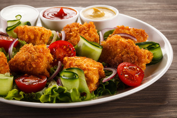 Grilled chicken nuggets and vegetables