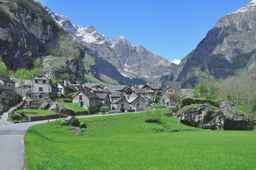 traditionelles Dorf in Granitbauweise im Bavonatal im Tessin