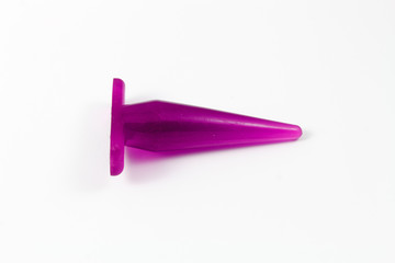 Sex Toy - Pinker Anal Plug vor weißem Hintergrund