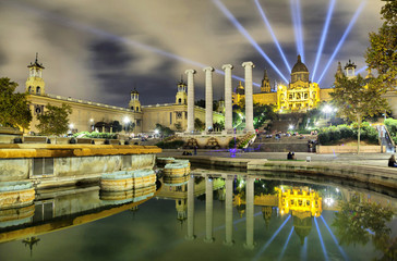 Panele Szklane  Budynek Muzeum Katalonii odbijający się w wodzie fontanny