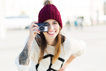 Fototapeta premium Woman using vintage camera