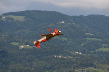 Fototapeta na wymiar Flugzeug - Modellflugzeug - Tiefdecker Kunstlufg