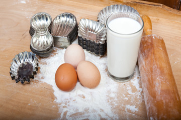 Eier, Milch, Mehl, Teilgroller, Plätzchenform auf Holz-Tisch