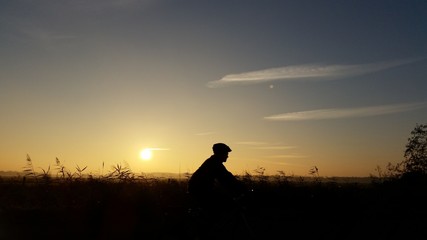 Radfahrer-Silhouette im Sonnenaufgang
