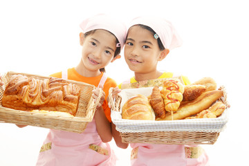 パンを持つ笑顔の女の子