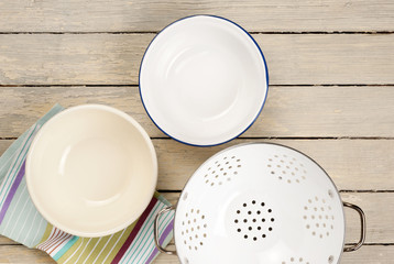 leere Schüsseln und Sieb