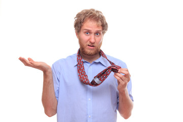 Man do not know how to tie a tie