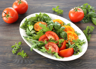 Salat mit Tomaten, Rukola und Basilikum