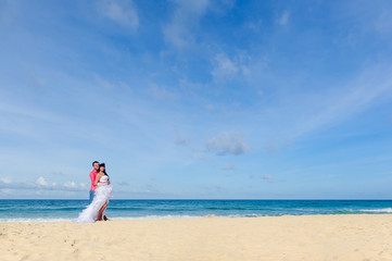 Fototapeta na wymiar Young couple selebrating honeymoon in Phuket