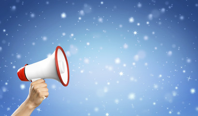 Megafon mit winter / Weihnachtlichem Hintergrund