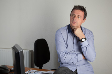 Homme en train de se poser des questions