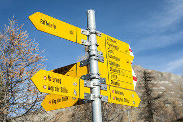 Wanderwegweiser bei Grünsee, ob Zermatt, Wallis, Schweiz
